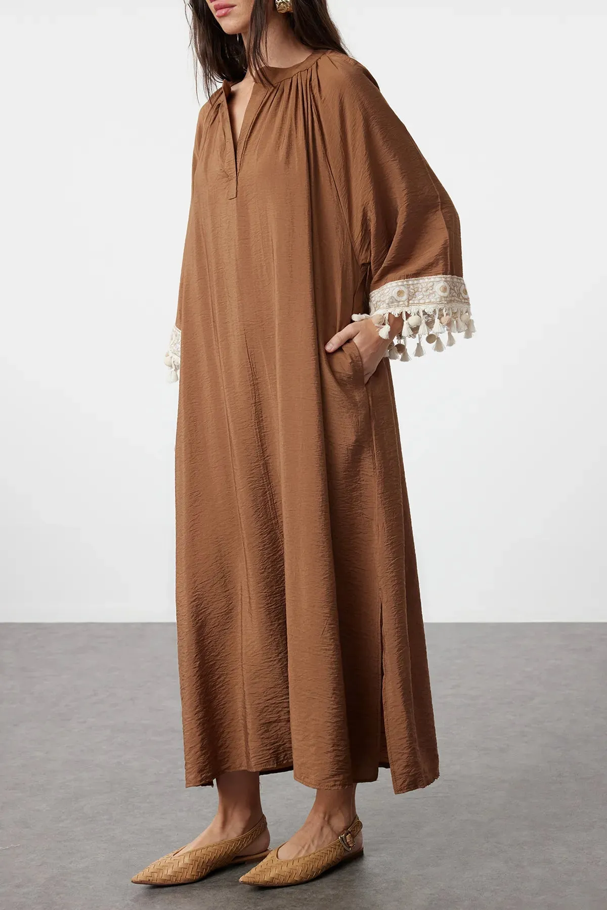 Brown Accessory Detailed Woven Cape &amp; Abaya