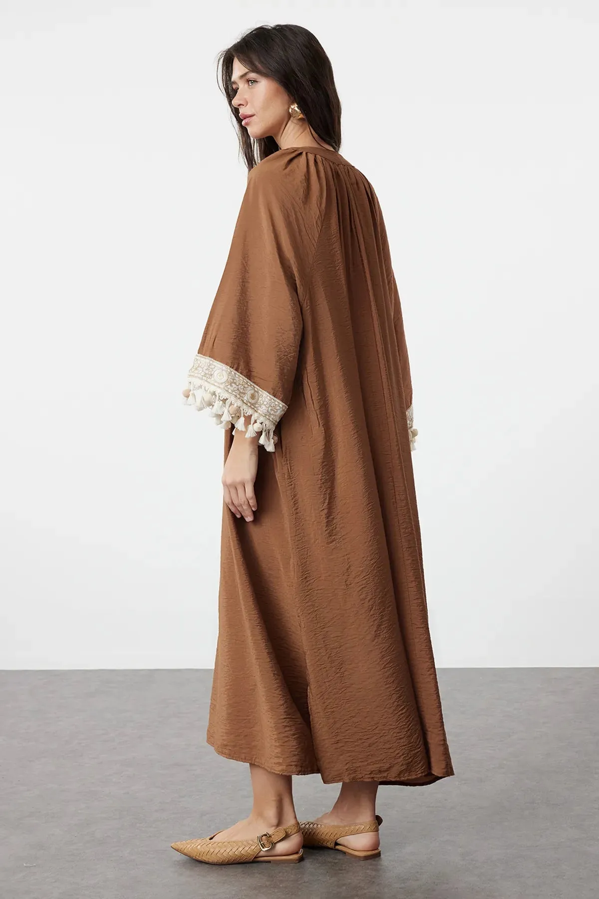Brown Accessory Detailed Woven Cape &amp; Abaya