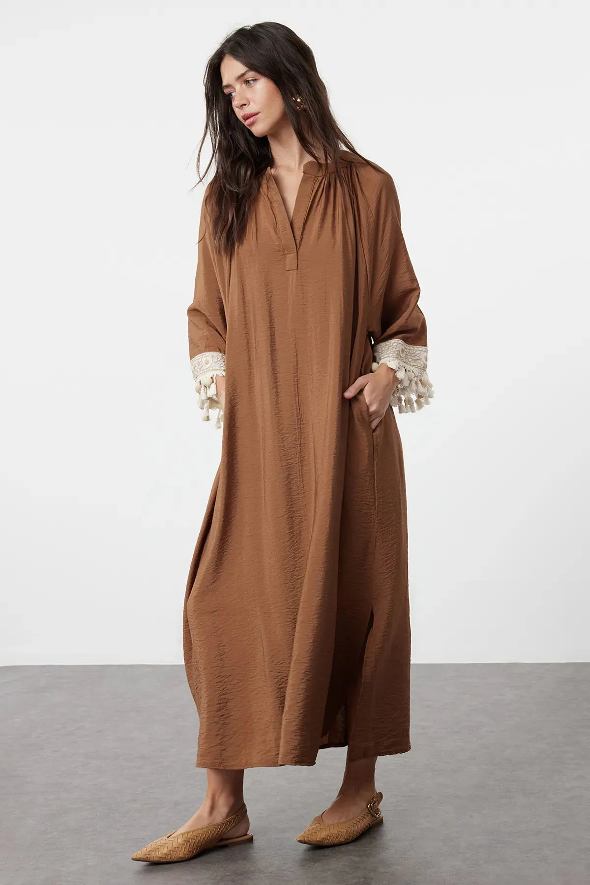 Brown Accessory Detailed Woven Cape &amp; Abaya